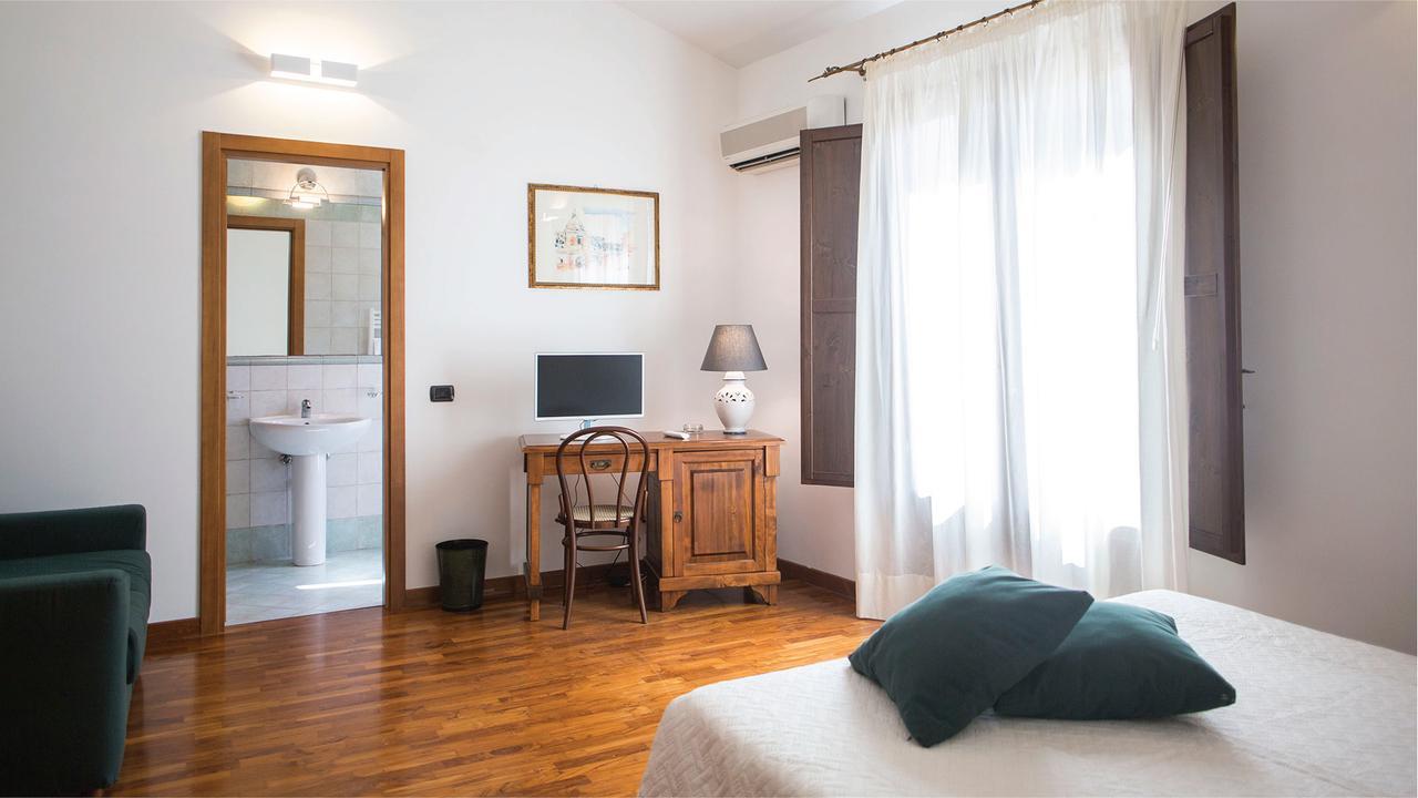 Hotel La Piazzetta Castellammare del Golfo Exterior foto